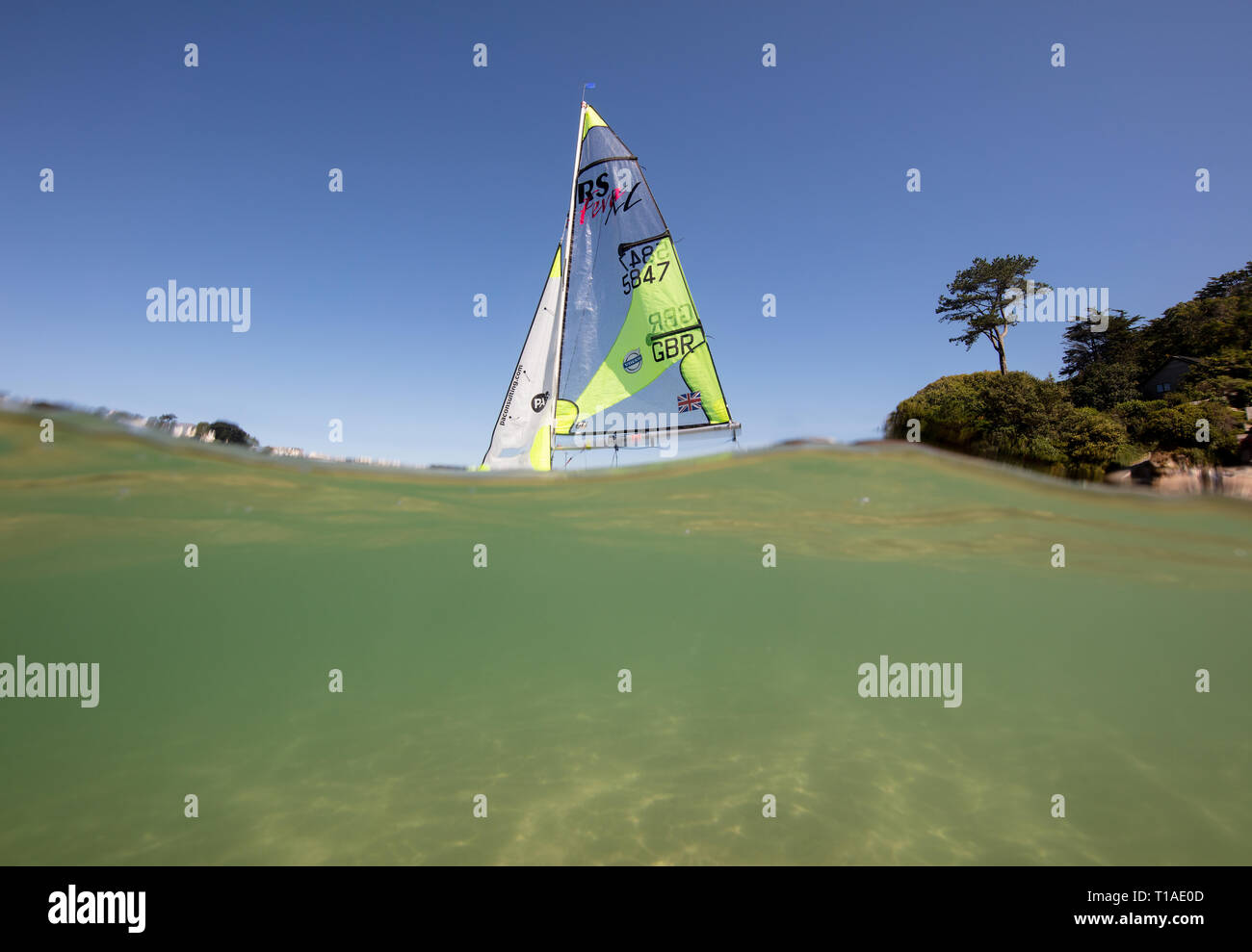 Eine Yacht segeln Vergangenheit während des Salcombe Stadt Regatta unter einem wunderschönen blauen Himmel. Stockfoto