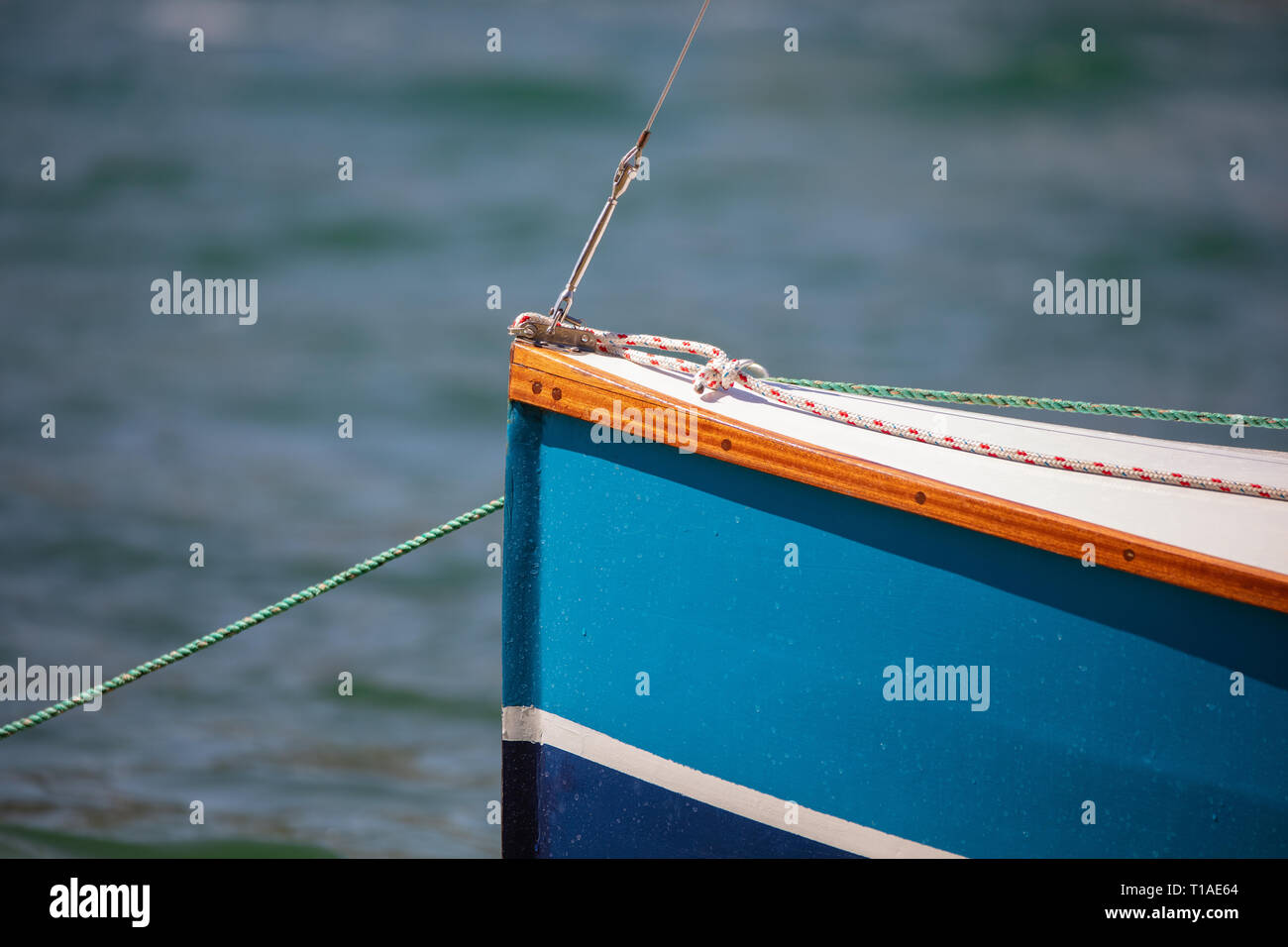 Eine Yacht günstig gleich nach dem Rennen in Salcombe, Devon, Großbritannien Stockfoto
