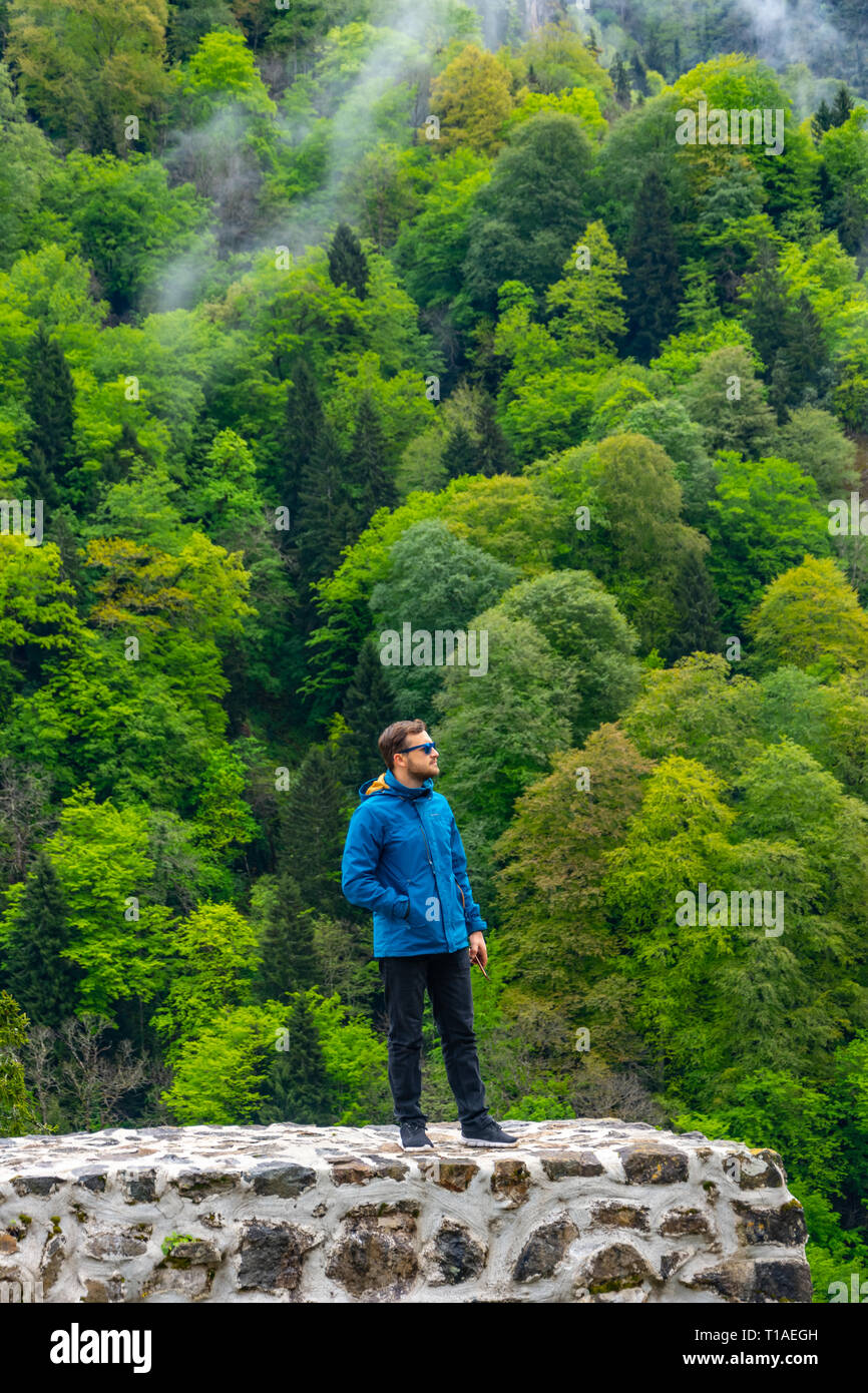 Kerl mit Blick auf die schöne Landschaft von der Mauer von Zil Burg, Rize, Türkei, 21. April 2018 Stockfoto