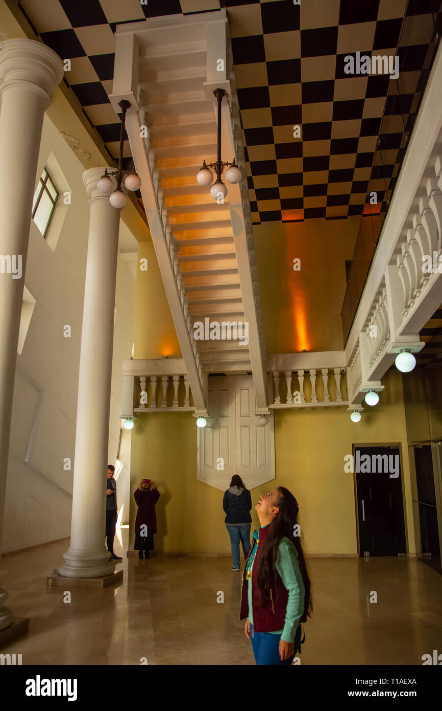 Treppe im Korridor des umgekehrten Hauses in Batumi, Georgia, 21.april 2018 Stockfoto