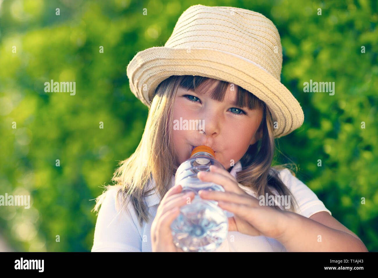 Baby trinkt Wasser aus der Flasche. Stockfoto