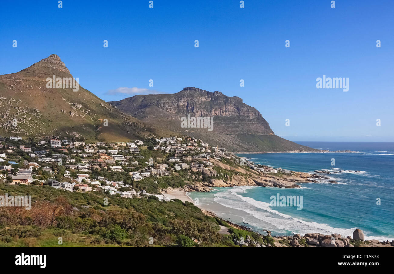 Kapstadt, Südafrika, Coastal Panorama der Strand, das Meer und die Siedlung. Stockfoto
