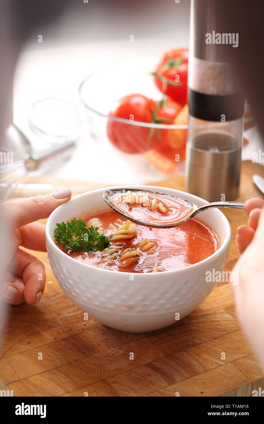Traditionelle Tomatensuppe mit Nudeln. Eine leckere und gesunde Ernährung Stockfoto