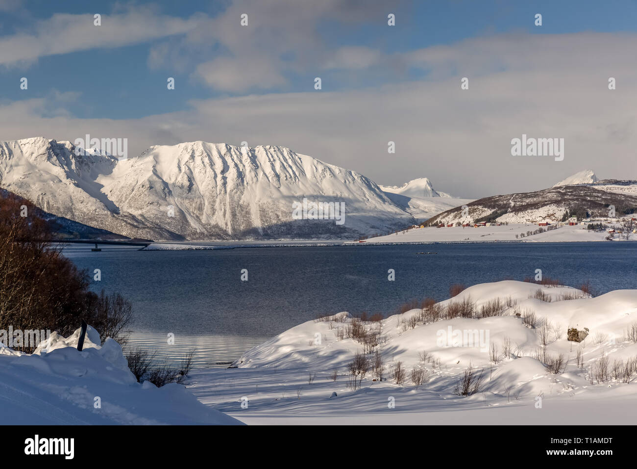 Ein Blick auf die norwegischen Fjorde im Winter, die schneebedeckten Berge und Inseln. Stockfoto