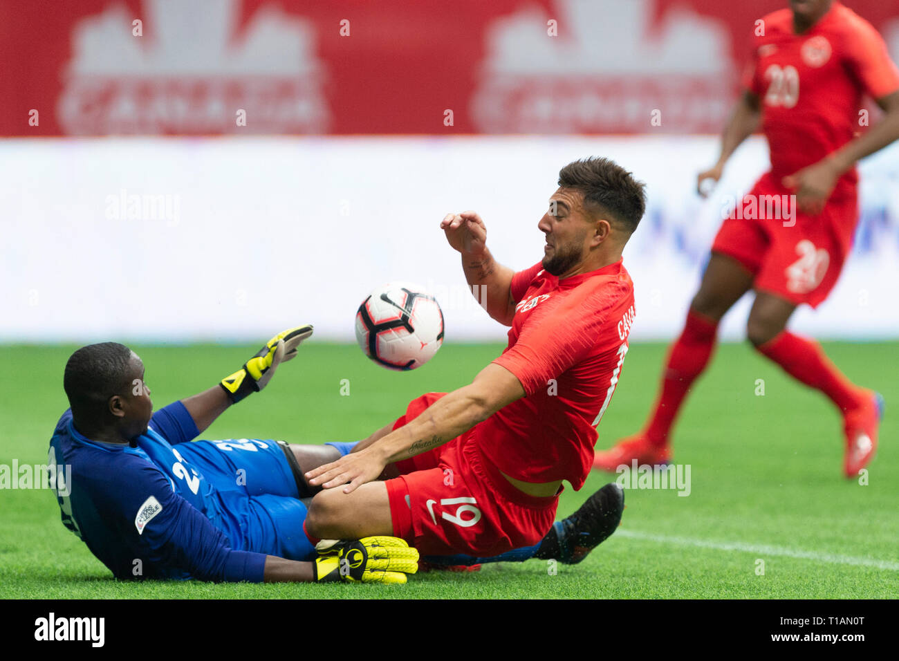 Vancouver, Kanada. 24. März, 2019. Lucas Cavallini (rot) von Kanada, und Torhüter Jean-Beaunel Petit-Homme Guayana kollidieren. Concacaf Nationen Liga qualifizieren Fußballturnier, Kanada gewinnt 4-1 über Guyana. BC Place Stadium. © Gerry Rousseau/Alamy leben Nachrichten Stockfoto