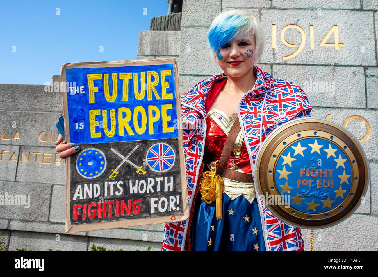 Madeleina Kay Alba Weißer Wolf, Junge Europäerin des Jahres 2018 gesehen wird, hält ein Plakat und ein Schild mit der EU-Flagge während des Protestes. Einen Tag vor dem Jahrestag der Gründung des Vertrags über die Europäische Union, der Bürger und der Organisationen der Zivilgesellschaft nahm die Straßen von Brüssel, zwei Monate vor den Europawahlen zu machen. Im März wurde von Plattform gemeinsam organisiert, eine Initiative, die von einer Allianz von progressiven politischen Gruppen aus ganz Europa ins Leben gerufen. Sie stehen für Solidarität, Demokratie, Frieden und gegen die eigentliche Gefahr für ihre zentralen europäischen Werte. Stockfoto