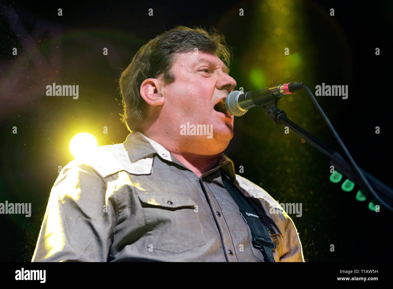 London, Großbritannien. 24 Mär, 2019. Jake Burns von Stiff Little Fingers führt auf der Bühne Kentish Town Forum, London Am 24. März 2019. Quelle: Georgia Taylor/Alamy leben Nachrichten Stockfoto