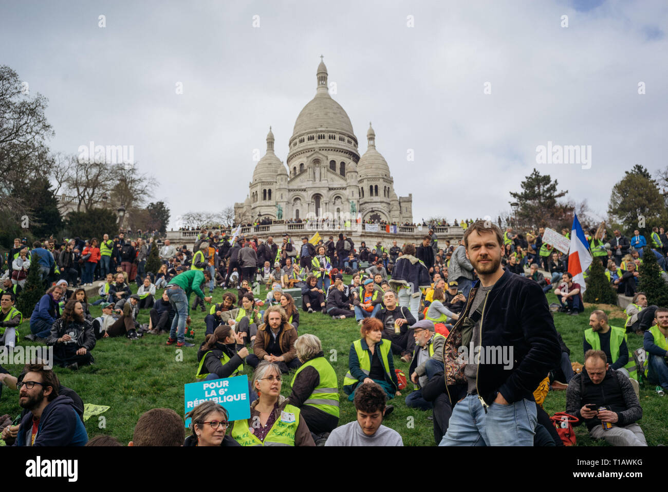 Paris, Ile de France, Frankreich. 23 Mär, 2019. Demonstranten versammeln sich am Fuße der Basilika Sacre Coeur. Im XIX Akt der Französischen gelbe Weste Bewegung, die Demonstranten versammeln sich am Fuße der Basilika Sacré Coeur, nördlich von Paris. Credit: Joao Victor Novelleto/SOPA Images/ZUMA Draht/Alamy leben Nachrichten Stockfoto