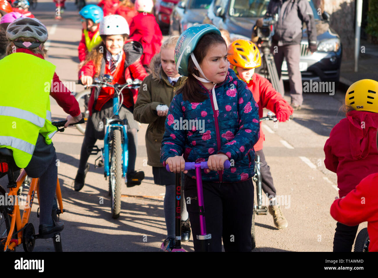 Twickenham, London, Großbritannien. März 2019. Kinder des Saint Richard Reynolds Catholic College (High School und Primary School) bei der nationalen Einführung Der Big Pedal Cycling Challenge durch Sustrans, um Kinder zum Fahrradfahren, Schrecken oder gehen zur Schule zu bewegen, anstatt das Auto zu benutzen. Die Veranstaltung wurde von ITN, der BBC und lokalen Medien abgedeckt. Big Pedal ist die größte Herausforderung für das Fahrradfahren, gehen und Schrecken in den Schulen in Großbritannien. Stockfoto
