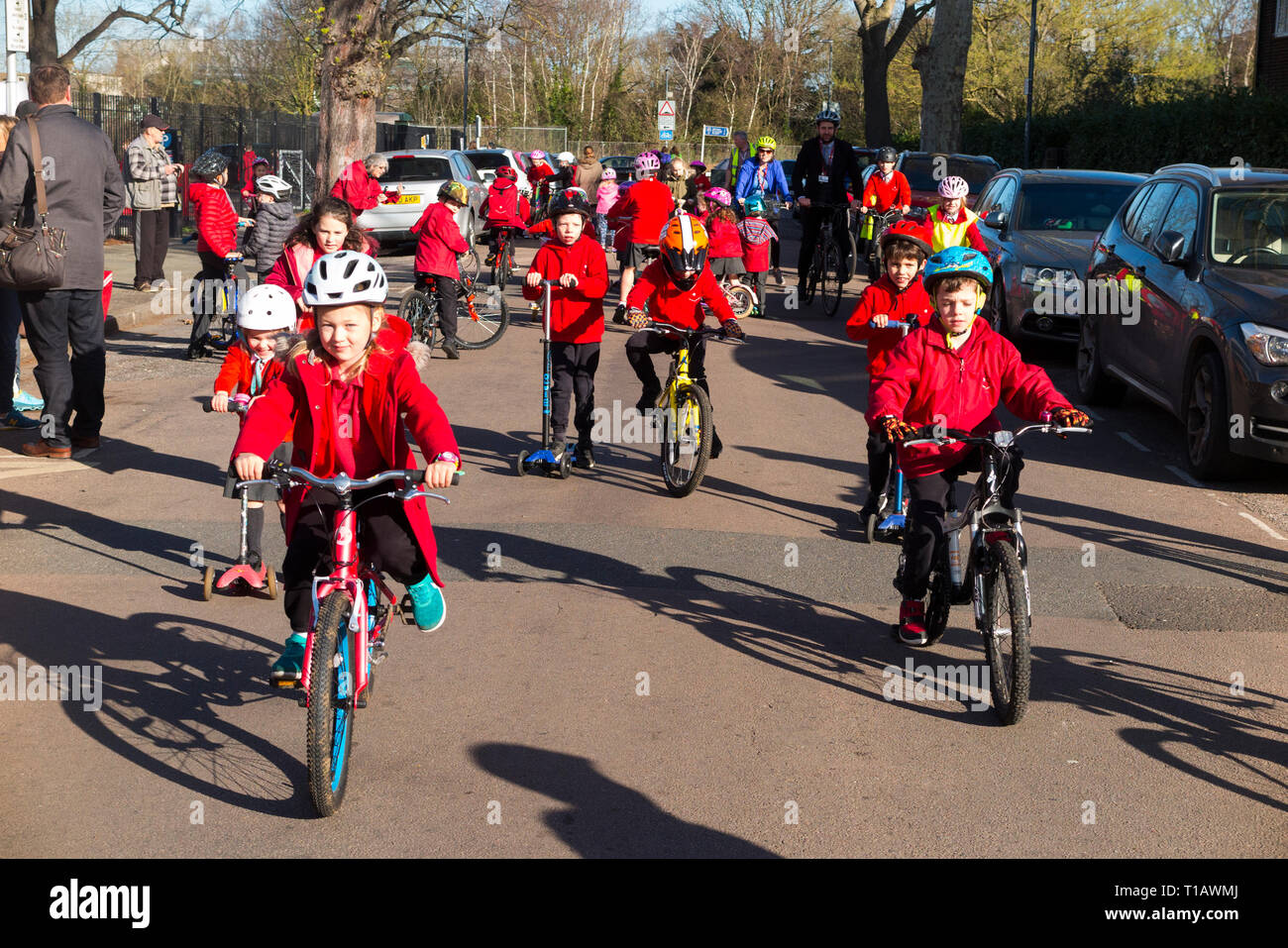 Twickenham, London, Großbritannien. März 2019. Kinder des Saint Richard Reynolds Catholic College (High School und Primary School) bei der nationalen Einführung Der Big Pedal Cycling Challenge durch Sustrans, um Kinder zum Fahrradfahren, Schrecken oder gehen zur Schule zu bewegen, anstatt das Auto zu benutzen. Die Veranstaltung wurde von ITN, der BBC und lokalen Medien abgedeckt. Big Pedal ist die größte Herausforderung für das Fahrradfahren, gehen und Schrecken in den Schulen in Großbritannien. Stockfoto