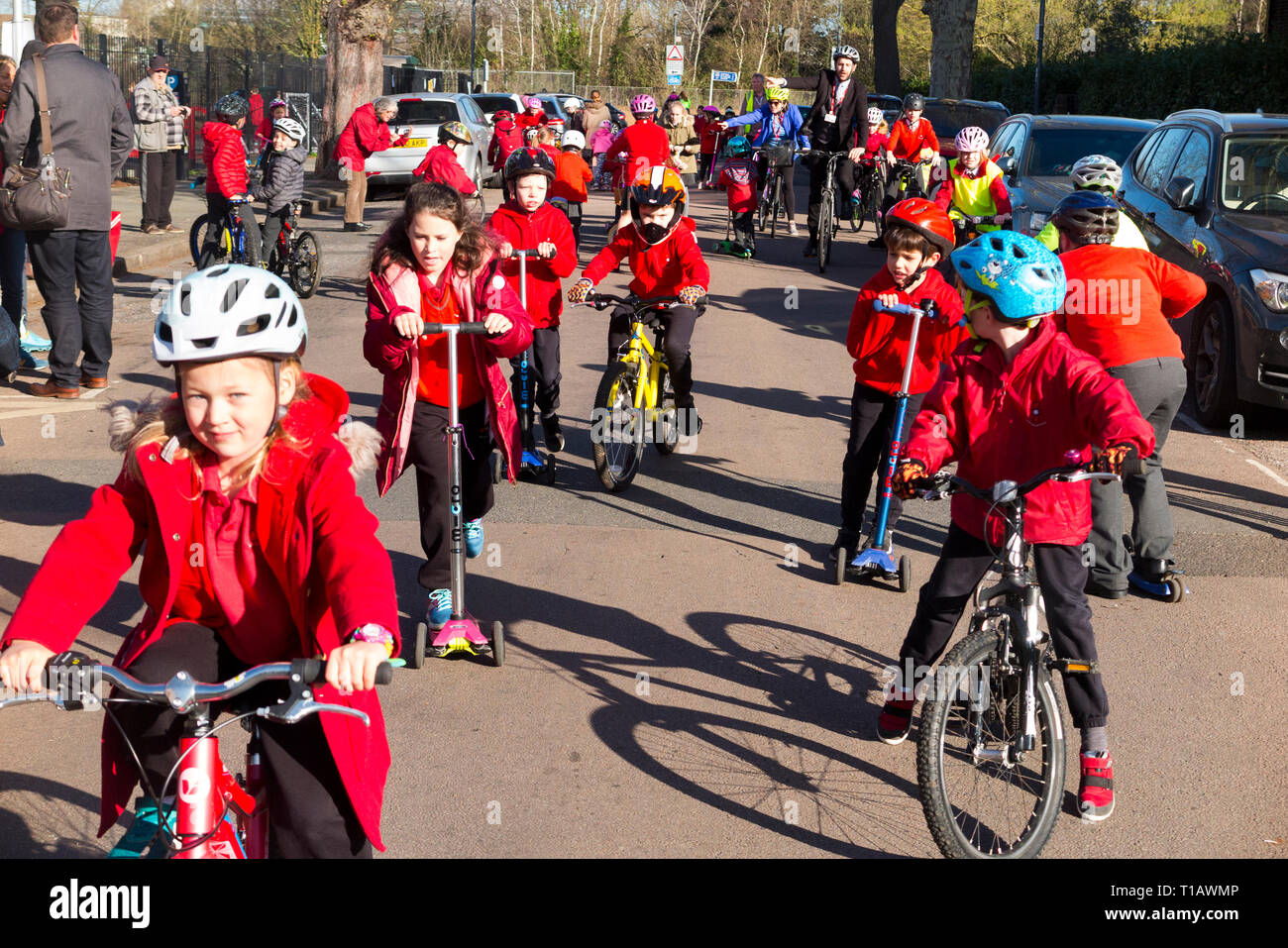 Twickenham, London, Großbritannien. März 2019. Kinder des Saint Richard Reynolds Catholic College (High School und Primary School) bei der nationalen Einführung Der Big Pedal Cycling Challenge durch Sustrans, um Kinder zum Fahrradfahren, Schrecken oder gehen zur Schule zu bewegen, anstatt das Auto zu benutzen. Die Veranstaltung wurde von ITN, der BBC und lokalen Medien abgedeckt. Big Pedal ist die größte Herausforderung für das Fahrradfahren, gehen und Schrecken in den Schulen in Großbritannien. Stockfoto