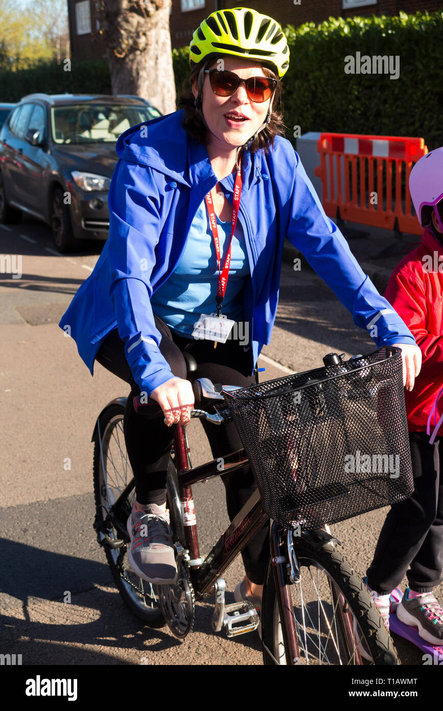 Twickenham, London, Großbritannien. März 2019. Kinder des Saint Richard Reynolds Catholic College (High School und Primary School) bei der nationalen Einführung Der Big Pedal Cycling Challenge durch Sustrans, um Kinder zum Fahrradfahren, Schrecken oder gehen zur Schule zu bewegen, anstatt das Auto zu benutzen. Die Veranstaltung wurde von ITN, der BBC und lokalen Medien abgedeckt. Big Pedal ist die größte Herausforderung für das Fahrradfahren, gehen und Schrecken in den Schulen in Großbritannien. Stockfoto