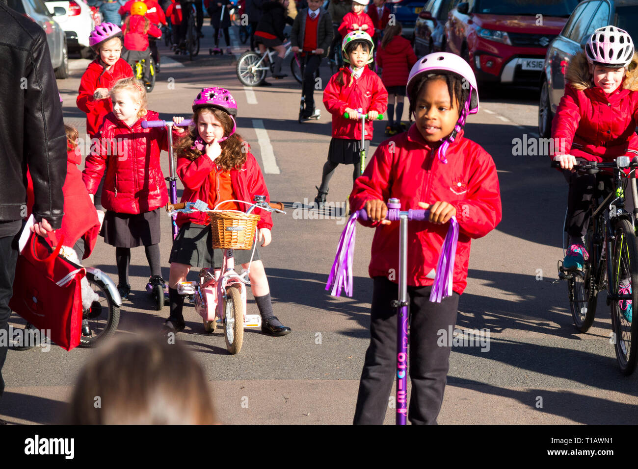 Twickenham, London, Großbritannien. März 2019. Kinder des Saint Richard Reynolds Catholic College (High School und Primary School) bei der nationalen Einführung Der Big Pedal Cycling Challenge durch Sustrans, um Kinder zum Fahrradfahren, Schrecken oder gehen zur Schule zu bewegen, anstatt das Auto zu benutzen. Die Veranstaltung wurde von ITN, der BBC und lokalen Medien abgedeckt. Big Pedal ist die größte Herausforderung für das Fahrradfahren, gehen und Schrecken in den Schulen in Großbritannien. Stockfoto