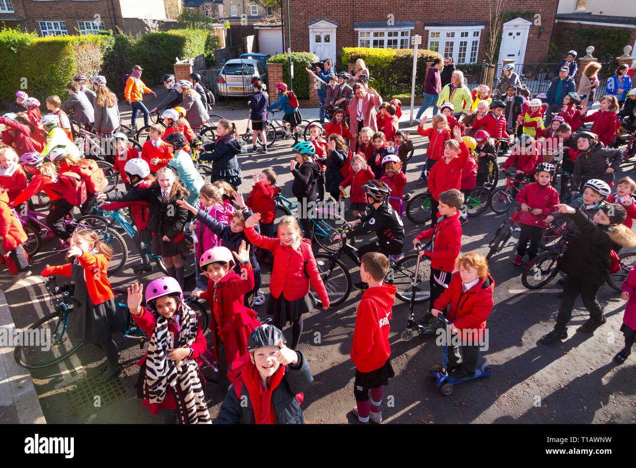 Twickenham, London, Großbritannien. März 2019. Kinder des Saint Richard Reynolds Catholic College (High School und Primary School) bei der nationalen Einführung Der Big Pedal Cycling Challenge durch Sustrans, um Kinder zum Fahrradfahren, Schrecken oder gehen zur Schule zu bewegen, anstatt das Auto zu benutzen. Die Veranstaltung wurde von ITN, der BBC und lokalen Medien abgedeckt. Big Pedal ist die größte Herausforderung für das Fahrradfahren, gehen und Schrecken in den Schulen in Großbritannien. Stockfoto