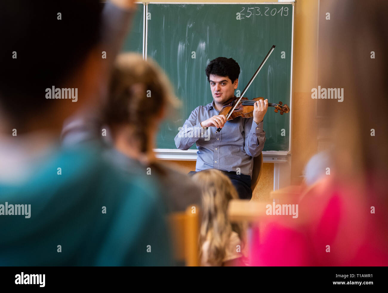 Dresden, Deutschland. 25 Mär, 2019. Geiger Michael Barenboim spielt auf seinem Instrument bei seinem Besuch in der Grundschule "Am Jägerpark". Die Begegnung wurde von der allgemein Musik Bildung Projekt "Rhapsody in School", die bringt Schülern aller Altersgruppen organisiert, ob musikalisch erlebt oder nicht, in Kontakt mit dem live erleben - und natürlich mit den Musikern. Credit: Robert Michael/dpa-Zentralbild/dpa/Alamy leben Nachrichten Stockfoto