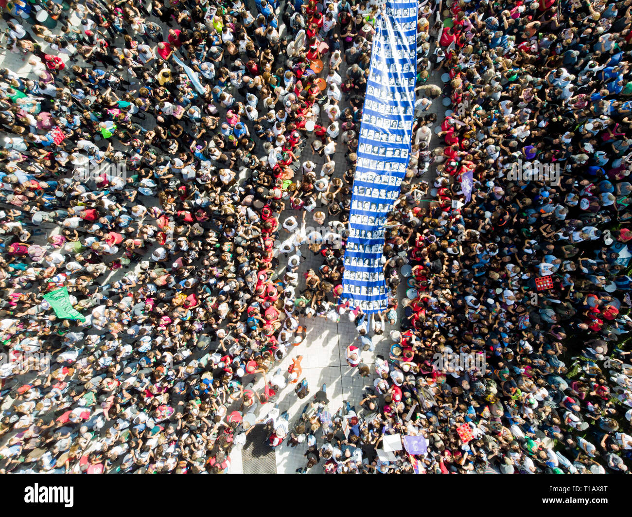 Buenos Aires, Argentinien. 24 Mär, 2019. Ave de Mayo de Mayo wird auf der Bühne im März, als sie ein Banner mit Fotos von Menschen fehlt während der letzten argentinischen Militärdiktatur in Buenos Aires, Argentinien, am Sonntag, 24. März 2019 führen. März 24? Der "Tag des Gedenkens" igentientina zum Gedenken an die begng der letzten Diktatur in 1976, 43 yearyears vor. Credit: Mario De Fina/FotoArena/Alamy leben Nachrichten Stockfoto