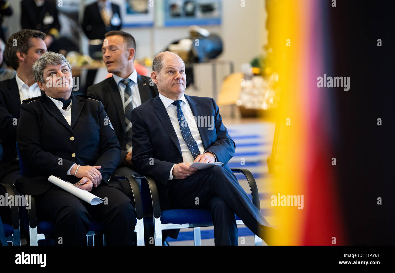 Berlin, Deutschland. 25 Mär, 2019. Olaf Scholz (r, SPD), Bundesfinanzminister und Colette Hercher, Präsident der Generaldirektion, die Gegenwart der Zoll Balance 2018 bei einer Pressekonferenz im Bundesministerium der Finanzen. Quelle: Bernd von Jutrczenka/dpa/Alamy leben Nachrichten Stockfoto