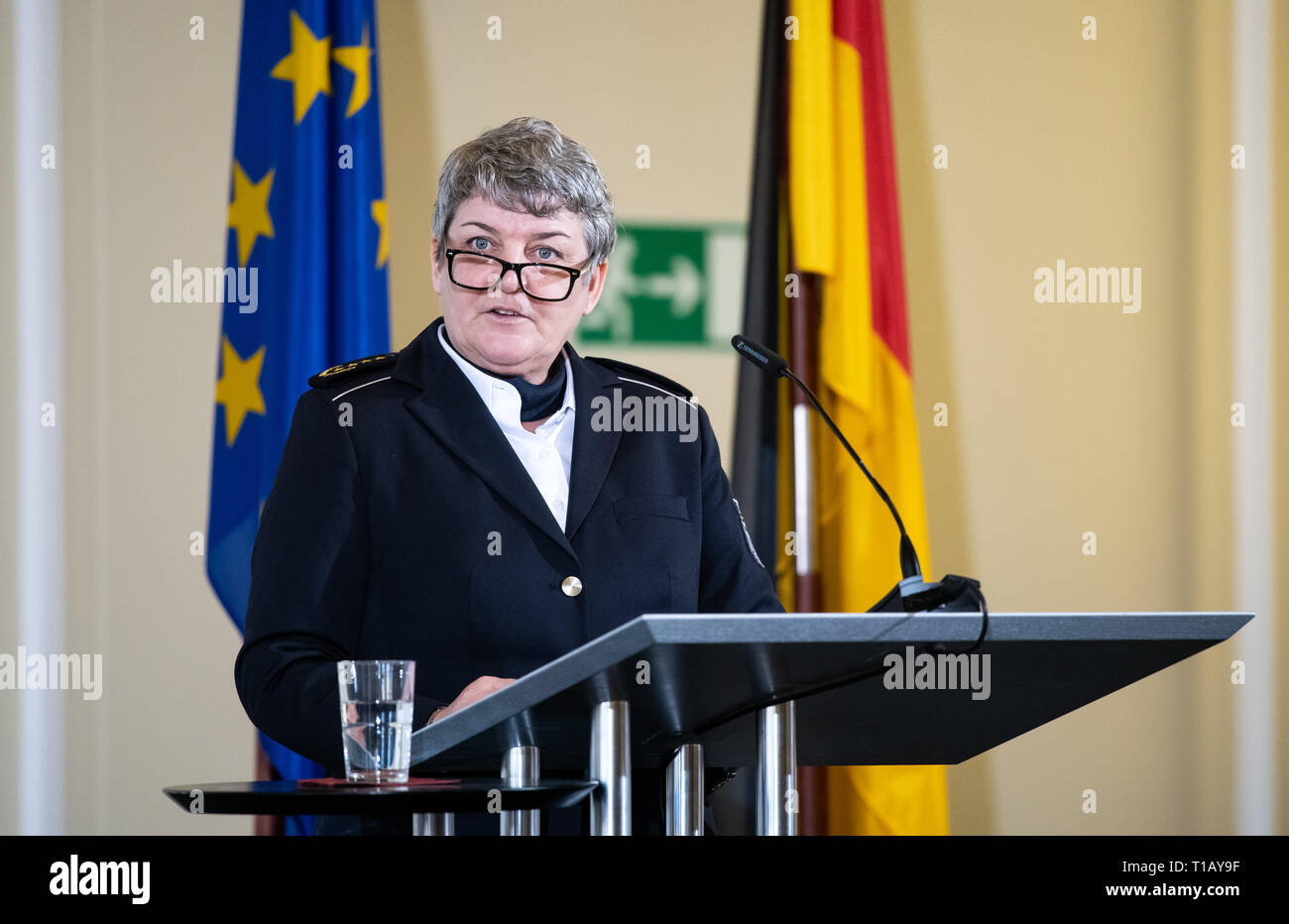 Berlin, Deutschland. 25 Mär, 2019. Colette Hercher, Präsident von der Oberzolldirektion, stellt der Zoll Balance 2018 bei einer Pressekonferenz im Bundesministerium der Finanzen. Quelle: Bernd von Jutrczenka/dpa/Alamy leben Nachrichten Stockfoto