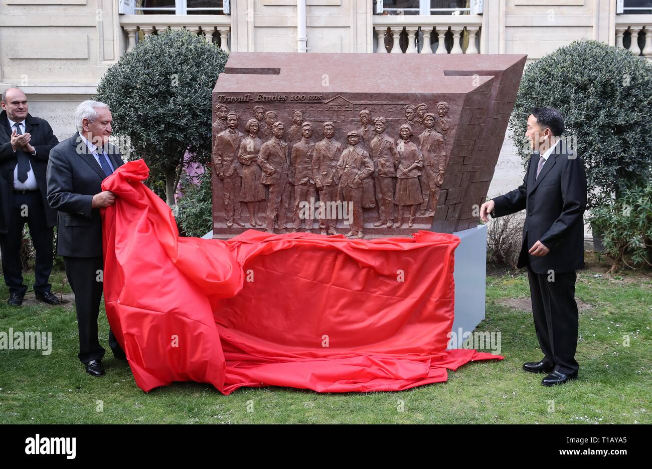 Paris, Frankreich. 24 Mär, 2019. Jiang Jianguo (R), stellvertretender Leiter der Abteilung für Öffentlichkeitsarbeit der Kommunistischen Partei von China Central Committee, und der ehemalige französische Premierminister Jean-Pierre Raffarin (2 L) eine Skulptur einer Gruppe von chinesischen Revolutionäre in der China Kulturzentrum in Paris, Frankreich vorgestellt, 23. März 2019. Eine Zeremonie und einer Reihe von Veranstaltungen, die hier stattfinden, das hundertjährige des Work-Study Bewegung zu markieren. Quelle: Xinhua/Alamy leben Nachrichten Stockfoto