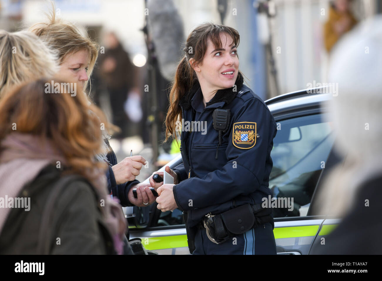 Munchen Deutschland 25 Mar 2019 Die Schauspielerin Verena Altenberger Wie Elisabeth Bessie Eyckhoff Auf Einer Pressekonferenz Wahrend Der Dreharbeiten Der Tv Produktion Polizeiruf 110 Aufgenommen Die Episode Der Ort Von Dem Aus Die