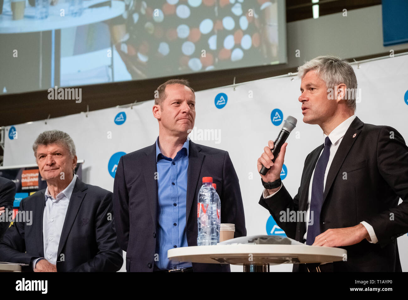 Lyon, Frankreich. 25. März, 2019. Bernard Thévenet, Christian Prudhomme et Laurent Wauquiez, für die offizielle Präsentation der 71st Critérium du Dauphiné Credit: FRANCK CHAPOLARD/Alamy leben Nachrichten Stockfoto