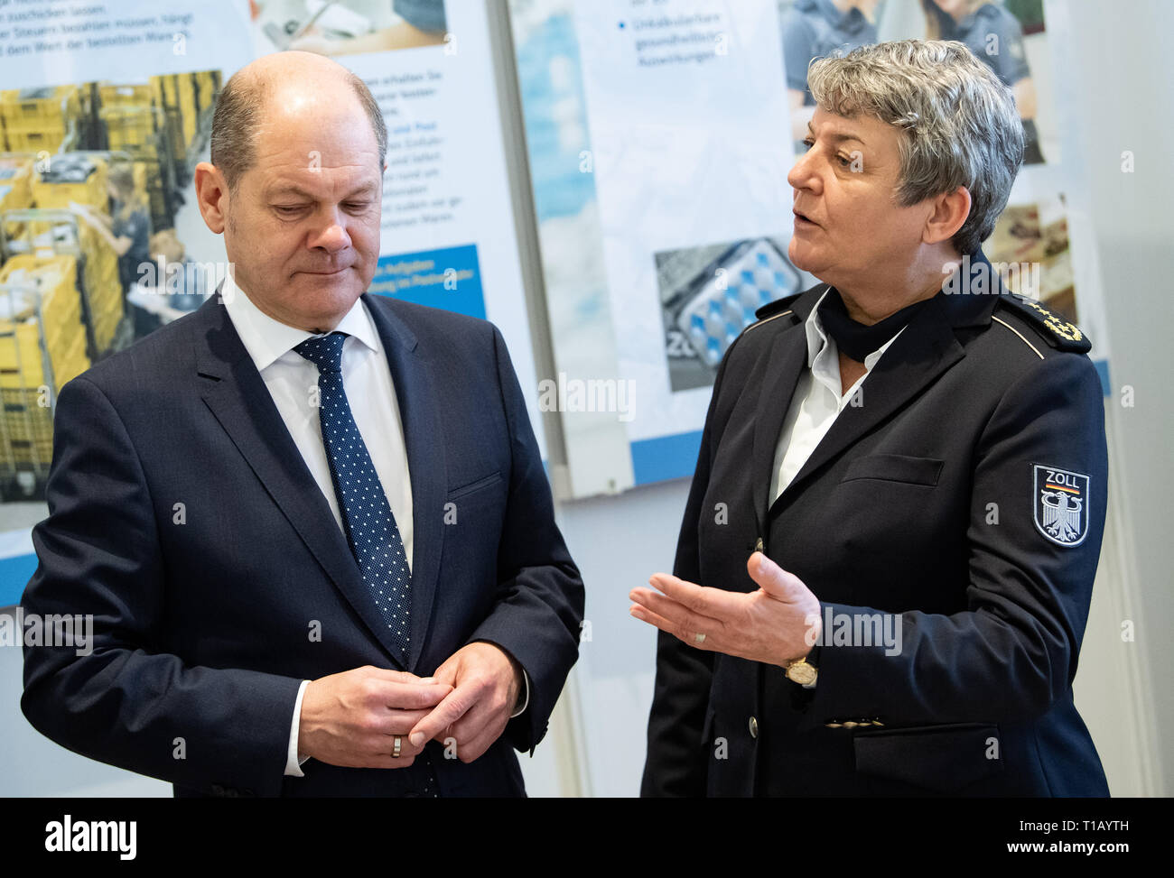 Berlin, Deutschland. 25 Mär, 2019. Olaf Scholz (l, SPD), Bundesfinanzminister und Colette Hercher, Präsident von der Oberzolldirektion, werfen Sie einen Blick auf Beschlagnahmten waren bei der Pressekonferenz auf dem Zoll Balance 2018 im Bundesministerium der Finanzen. Foto: Bernd von Jutrczenka/dpa Quelle: Bernd von Jutrczenka/dpa/Alamy leben Nachrichten Stockfoto