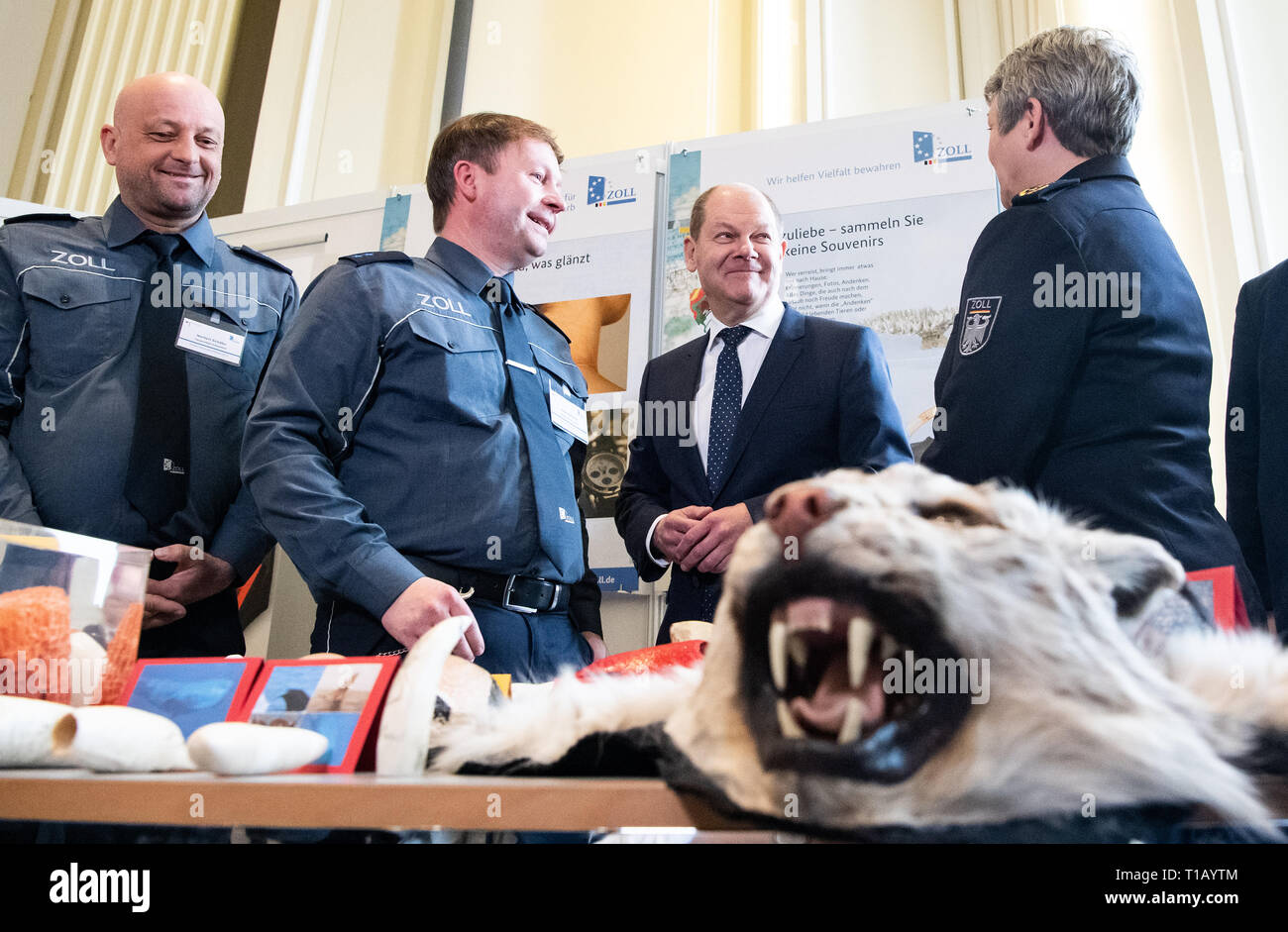 Berlin, Deutschland. 25 Mär, 2019. Olaf Scholz (2. von rechts, SPD), Bundesfinanzminister und Colette Hercher (r), Präsident der Oberzolldirektion, werfen Sie einen Blick auf Beschlagnahmten waren bei der Pressekonferenz auf dem Zoll Balance 2018 im Bundesministerium der Finanzen. Foto: Bernd von Jutrczenka/dpa Quelle: Bernd von Jutrczenka/dpa/Alamy leben Nachrichten Stockfoto