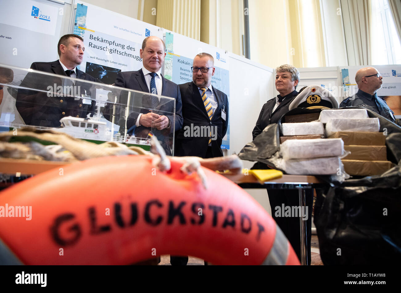 Berlin, Deutschland. 25 Mär, 2019. Olaf Scholz (2. von links, SPD), Bundesfinanzminister und Colette Hercher (2. von rechts), Präsident der Generaldirektion, Blick an beschlagnahmten Waren bei der Pressekonferenz auf dem Zoll Balance 2018 im Bundesministerium der Finanzen. Foto: Bernd von Jutrczenka/dpa Quelle: Bernd von Jutrczenka/dpa/Alamy leben Nachrichten Stockfoto