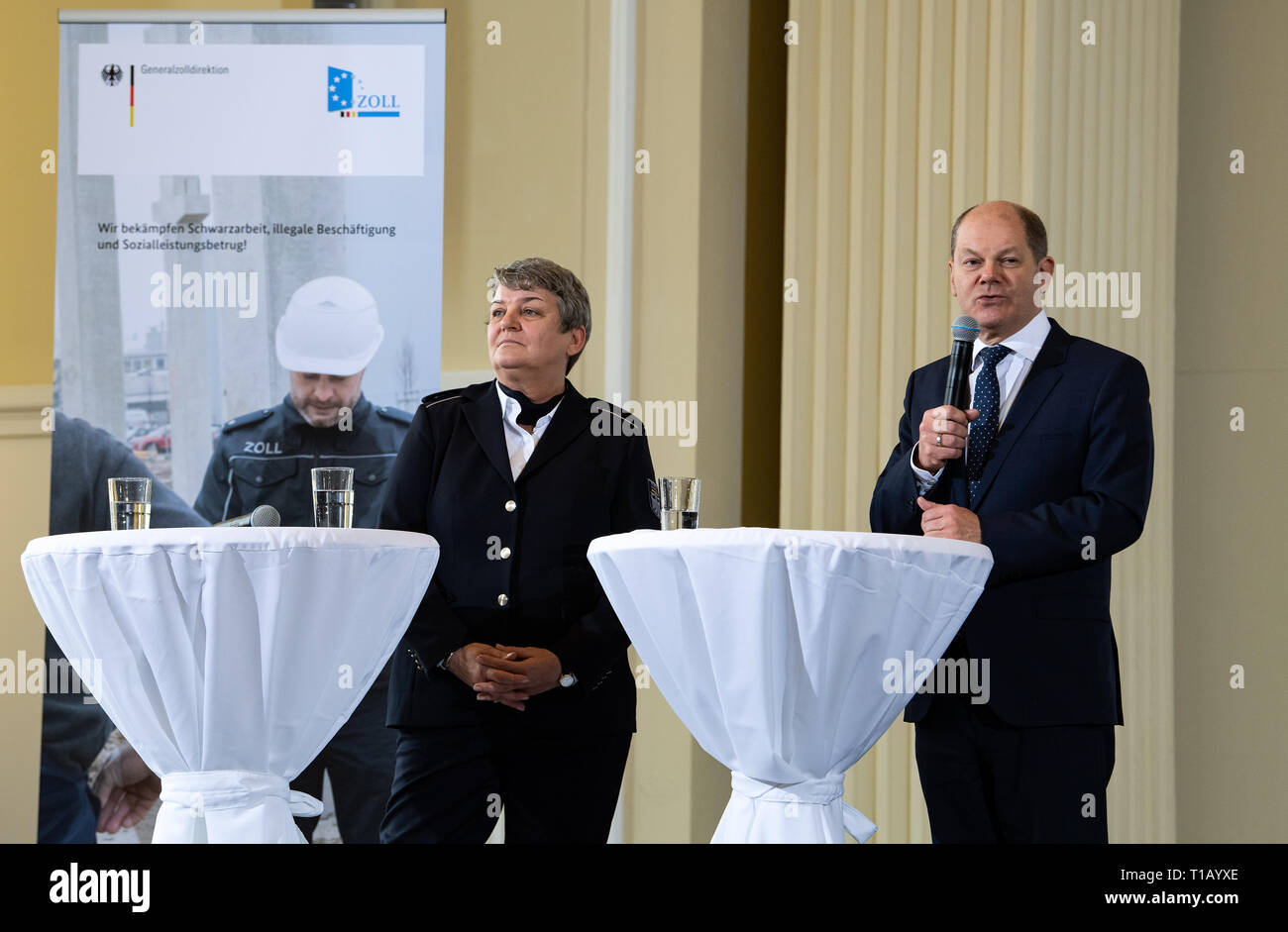 Berlin, Deutschland. 25 Mär, 2019. Olaf Scholz (r, SPD), Bundesfinanzminister und Colette Hercher, Präsident der Generaldirektion, die Gegenwart der Zoll Balance 2018 bei einer Pressekonferenz im Bundesministerium der Finanzen. Foto: Bernd von Jutrczenka/dpa Quelle: Bernd von Jutrczenka/dpa/Alamy leben Nachrichten Stockfoto