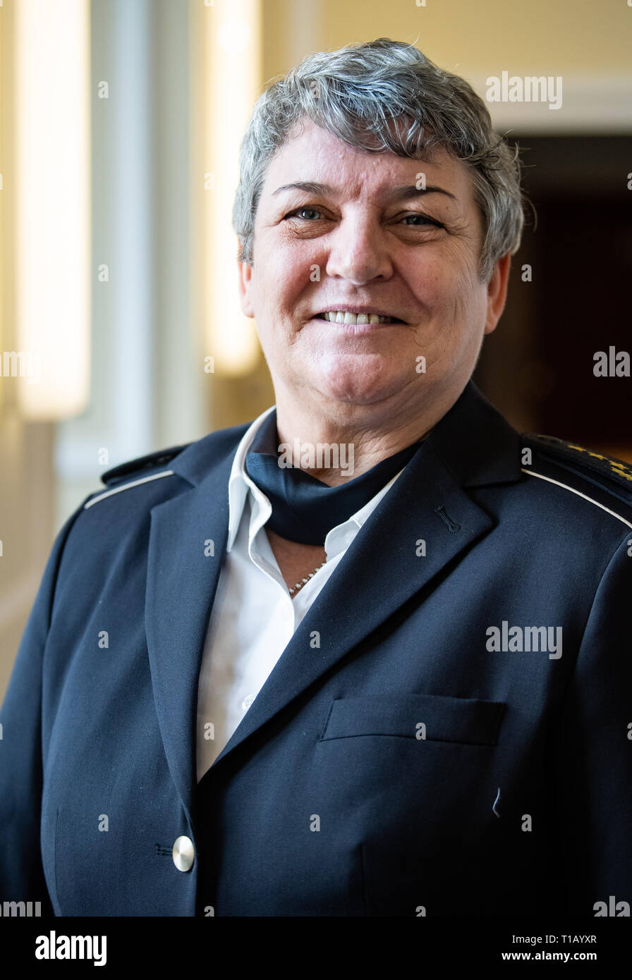 Berlin, Deutschland. 25 Mär, 2019. Colette Hercher, Präsident von der Oberzolldirektion, steht auf einer Pressekonferenz die Bilanz 2018 im Bundesministerium der Finanzen. Foto: Bernd von Jutrczenka/dpa Quelle: Bernd von Jutrczenka/dpa/Alamy leben Nachrichten Stockfoto