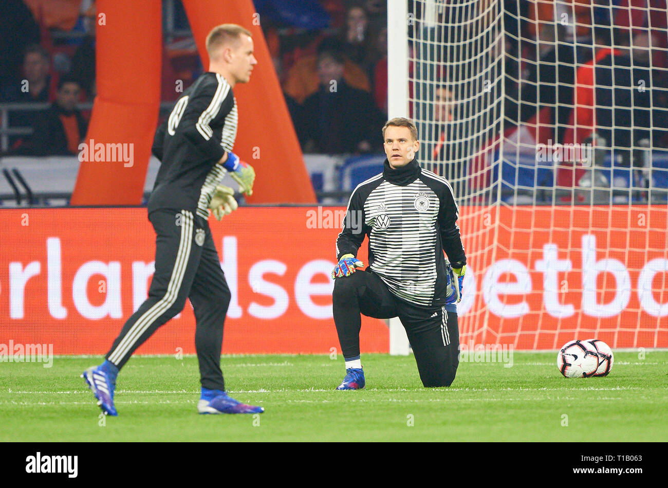 Amsterdam, Niederlande. 24 Mär, 2019. Manuel Neuer, DFB 1 Torhüter, Treber - Andre TER STEGEN, Torwart DFB 22 Gymnastik, Dehnen, Aufwärmen, Aufwärmen, Vorbereitung für das Spiel, Konkurrenzkampf, Symbol, Funktion, NIEDERLANDE - DEUTSCHLAND 2-3 Wichtig: DFB-Vorschriften die Verwendung von Fotografien als Bildsequenzen und/oder quasi-Video zu verbieten. Die Qualifikation für die Europameisterschaft, EM Quali, 2020 Saison 2018/2019, 24. März 2019 in Amsterdam, Niederlande. Credit: Peter Schatz/Alamy leben Nachrichten Stockfoto