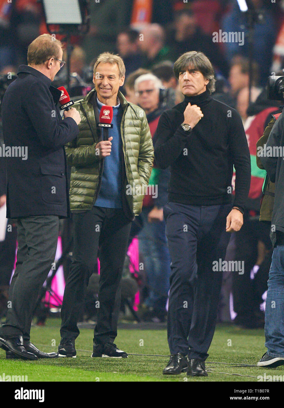 Amsterdam, Niederlande. 24 Mär, 2019. Juergen Klinsmann, ehemaliger Nationaltrainer USA, DFB, DFB-headcoach Joachim Jogi Löw, LÖW interview TV NIEDERLANDE - DEUTSCHLAND 2-3 Wichtig: DFB-Vorschriften die Verwendung von Fotografien als Bildsequenzen und/oder quasi-Video zu verbieten. Die Qualifikation für die Europameisterschaft, EM Quali, 2020 Saison 2018/2019, 24. März 2019 in Amsterdam, Niederlande. Credit: Peter Schatz/Alamy leben Nachrichten Stockfoto