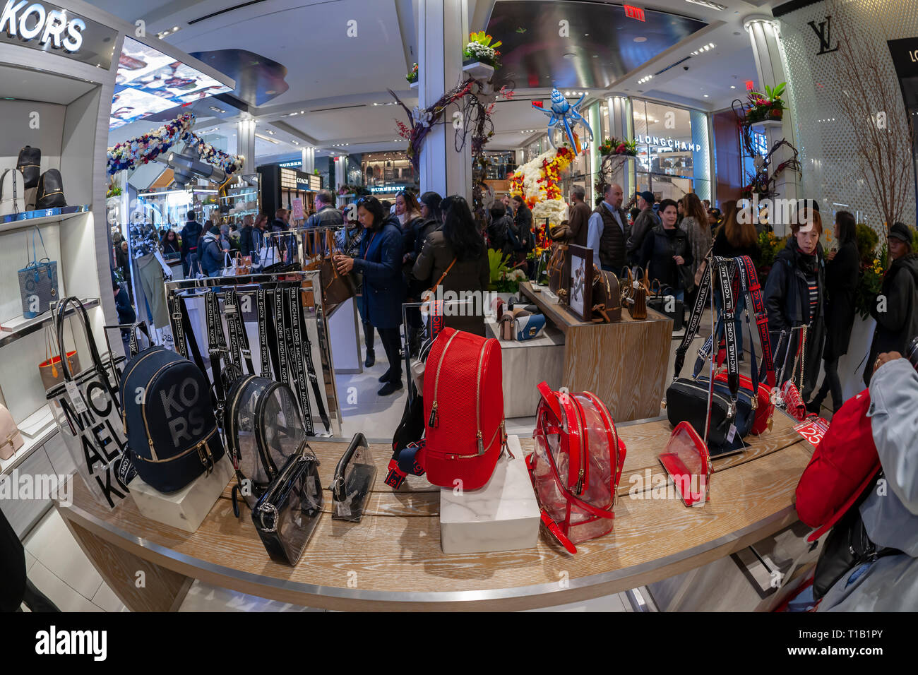 New York, USA. 24. Mär 2019. Michael Kors Marke Handtaschen in Macy's Flaggschiff Kaufhaus in der Herald Square in New York während des 45. jährlichen Macy Flower Show, am Tag der Eröffnung Sonntag, 24. März 2019. Besucher in Scharen zu der diesjährigen Show, da eine extraterrestrische Titel und Thema "Reise nach Paradisios', über 5000 Blumen in gartenlust evoziert eine Sci-fi-Reise in den Weltraum zu genießen. Die Show läuft noch bis zum 7. April. (© Richard B. Levine) Credit: Richard Levine/Alamy leben Nachrichten Stockfoto