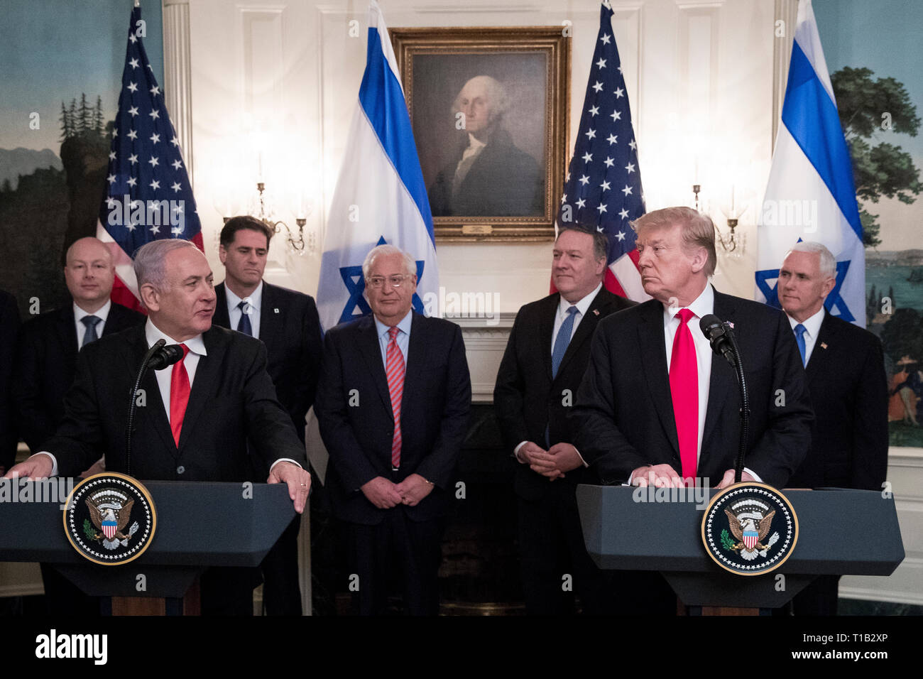 Washington, DC, USA. 25 Mär, 2019. Israelischer Ministerpräsident Benjamin Netanjahu (Vorne L) liefert Erläuterungen neben uns Präsident Donald J. Trumpf (vorn R) vor Trumpf eine Ordnung zu erkennen Golanhöhen als israelisches Territorium unterzeichnet, in der diplomatischen Empfang Zimmer des Weißen Hauses in Washington, DC, USA, 25. März 2019. Quelle: Michael Reynolds/Pool über CNP | Verwendung der weltweiten Kredit: dpa/Alamy leben Nachrichten Stockfoto