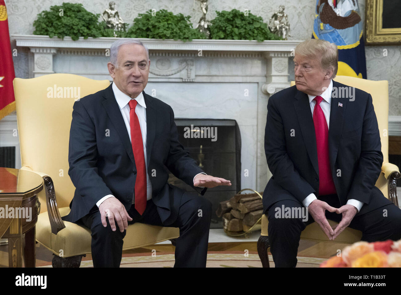 Washington, District of Columbia, USA. 25 Mär, 2019. Israelischer Ministerpräsident Benjamin Netanjahu (L) spricht neben uns Präsident Donald J. Trumpf (R) bei ihrem Treffen im Oval Office des Weißen Hauses in Washington, DC, USA, 25. März 2019. Trump früher unterzeichneten eine Ordnung zu erkennen Golanhöhen als israelisches Gebiet Credit: Michael Reynolds/CNP/ZUMA Draht/Alamy leben Nachrichten Stockfoto