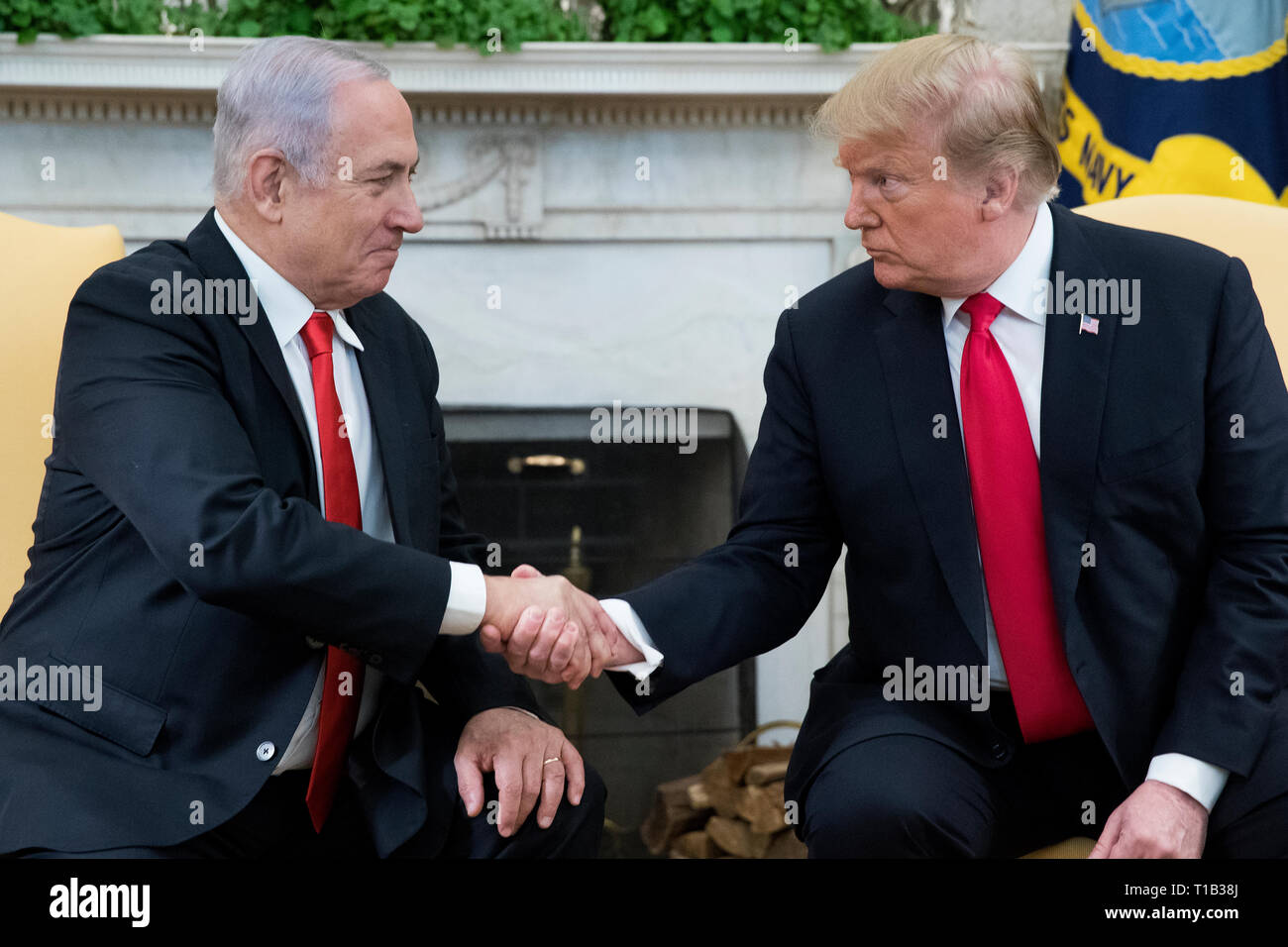 Washington, DC, USA. 25 Mär, 2019. US-Präsident Donald J. Trumpf (R) und der israelische Ministerpräsident Benjamin Netanjahu (L) Hände schütteln im Oval Office des Weißen Hauses in Washington, DC, USA, 25. März 2019. Trump früher unterzeichneten eine Ordnung zu erkennen Golanhöhen als israelisches Gebiet. Quelle: Michael Reynolds/Pool über CNP | Verwendung der weltweiten Kredit: dpa/Alamy leben Nachrichten Stockfoto