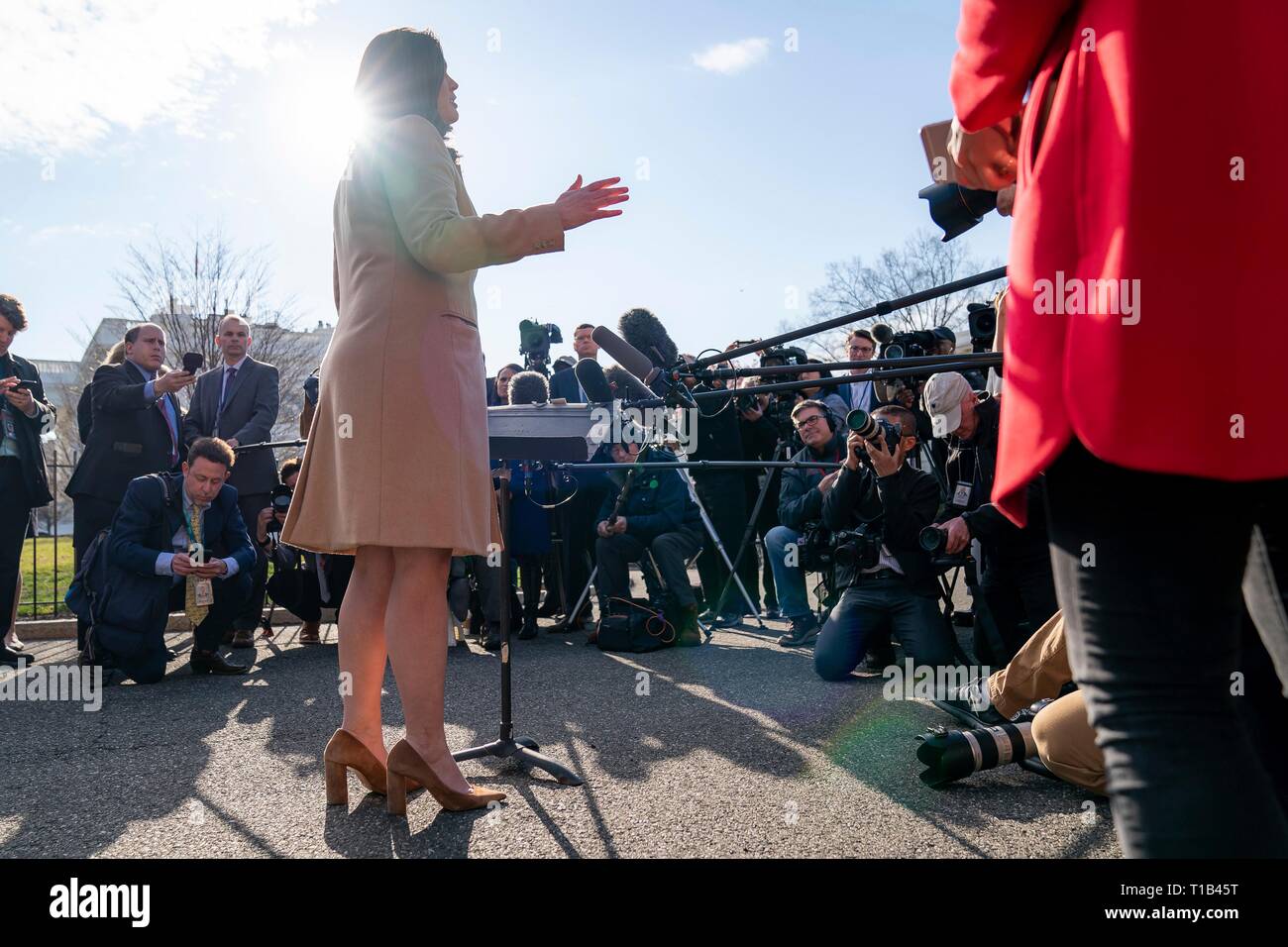 Washington, USA. 25 Mär, 2019. Pressesprecher des Weißen Hauses, Sarah Huckabee Sanders spricht mit Reportern Montag Morgen auf der Fahrstraße außerhalb des West Wing Eingang zum Weißen Haus März 25, 2019, Washington, DC Sanders, die nur selten in den Medien spricht, ging auf den Angriff im Zuge der spezielle Rat Erkenntnisse, dass es keine Absprachen zwischen der Trumpf-Kampagne und den Kreml. Credit: Planetpix/Alamy leben Nachrichten Stockfoto