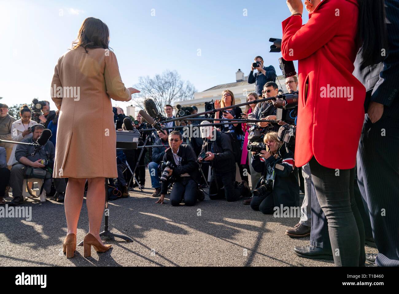 Washington, USA. 25 Mär, 2019. Pressesprecher des Weißen Hauses, Sarah Huckabee Sanders spricht mit Reportern Montag Morgen auf der Fahrstraße außerhalb des West Wing Eingang zum Weißen Haus März 25, 2019, Washington, DC Sanders, die nur selten in den Medien spricht, ging auf den Angriff im Zuge der spezielle Rat Erkenntnisse, dass es keine Absprachen zwischen der Trumpf-Kampagne und den Kreml. Credit: Planetpix/Alamy leben Nachrichten Stockfoto