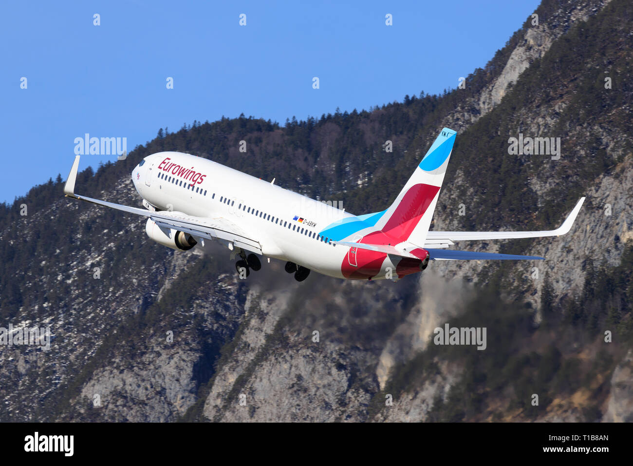 Österreich Januar 4, 2015: Boeing 737 von Eurowings Landung am Flughafen Innsbruck Stockfoto