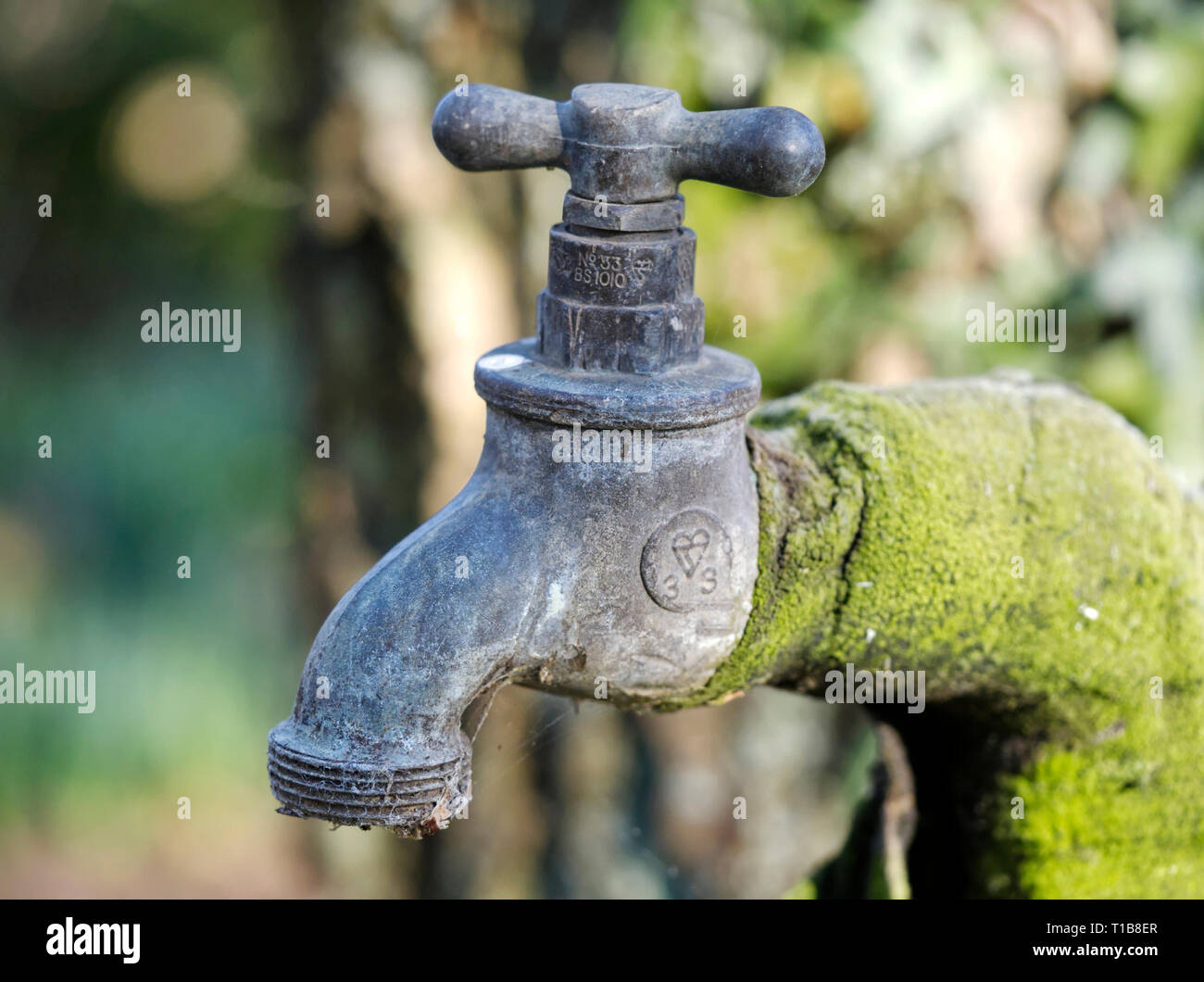 Close-up Detail von verwittertem Messing im freien Wasser. Stockfoto