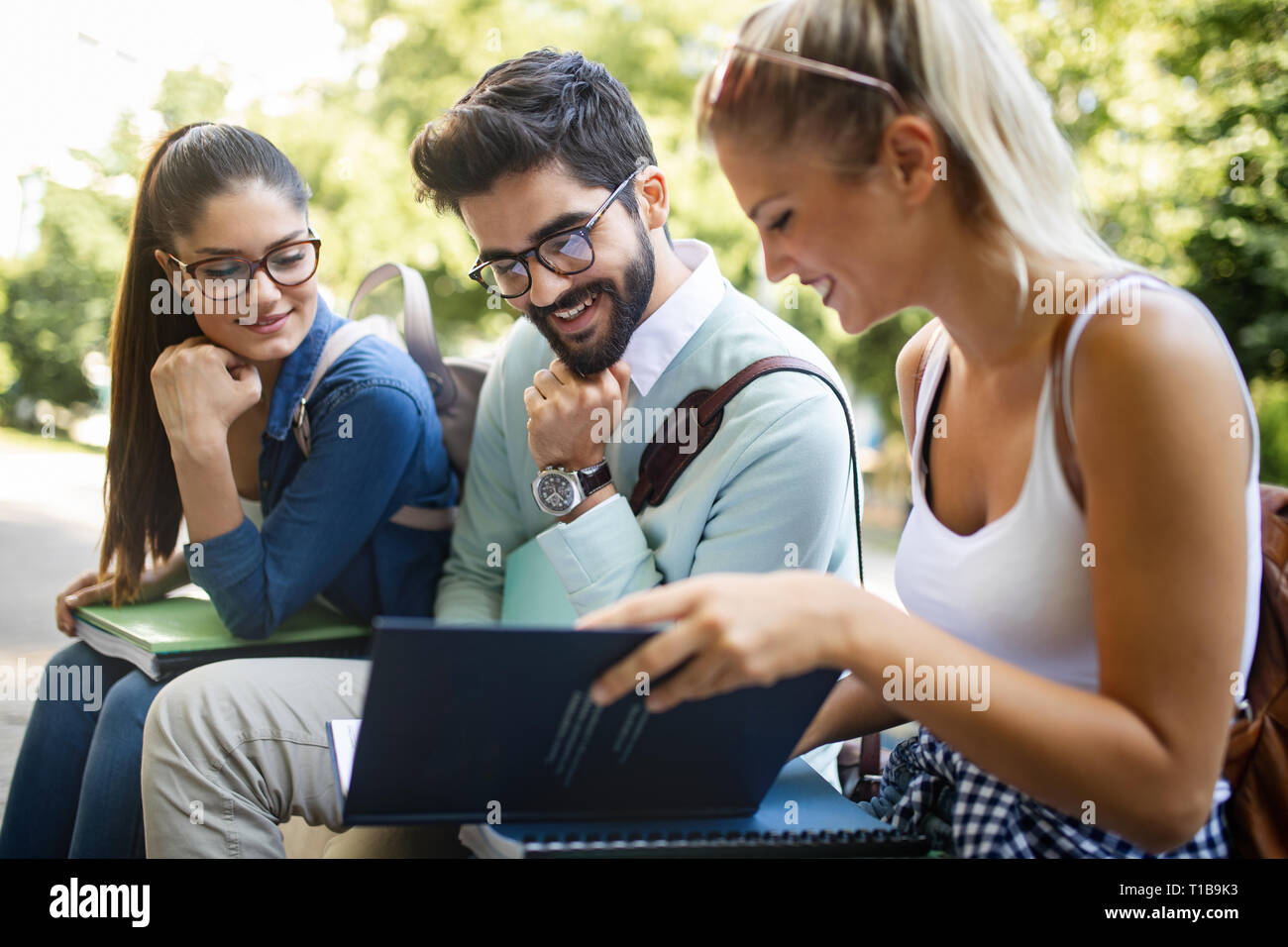 Gruppe von Freunden, die gemeinsam an der Universität studieren Stockfoto