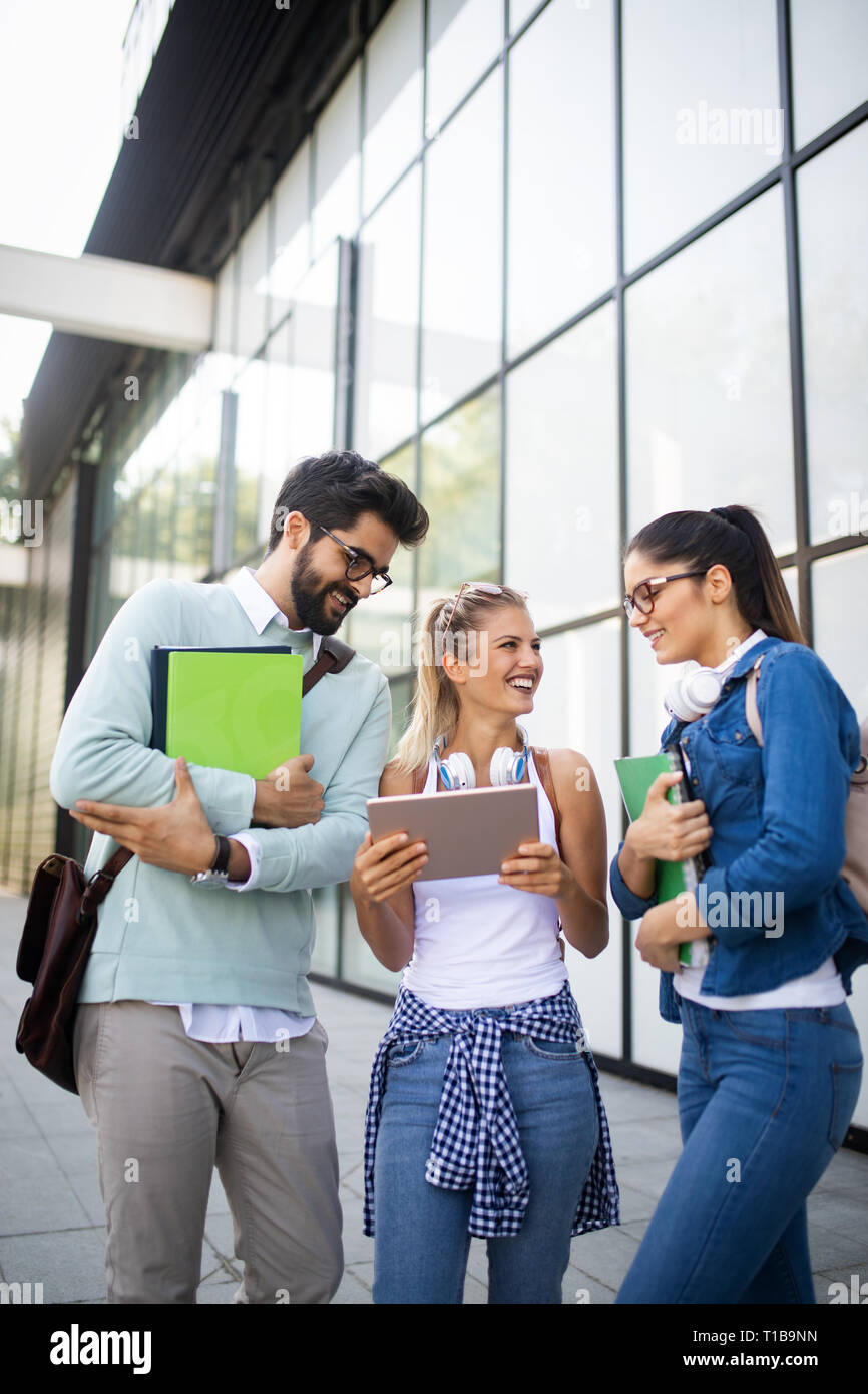 Happy Gruppe von Studenten studieren und Lernen in der Hochschule Stockfoto