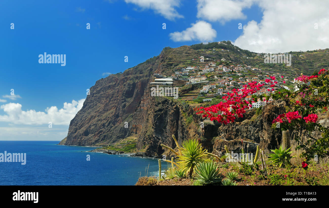 Cliff Cabo Girao an der südlichen Küste von Madeira (Portugal) - Panoramablick von Camara de Lobos Stockfoto