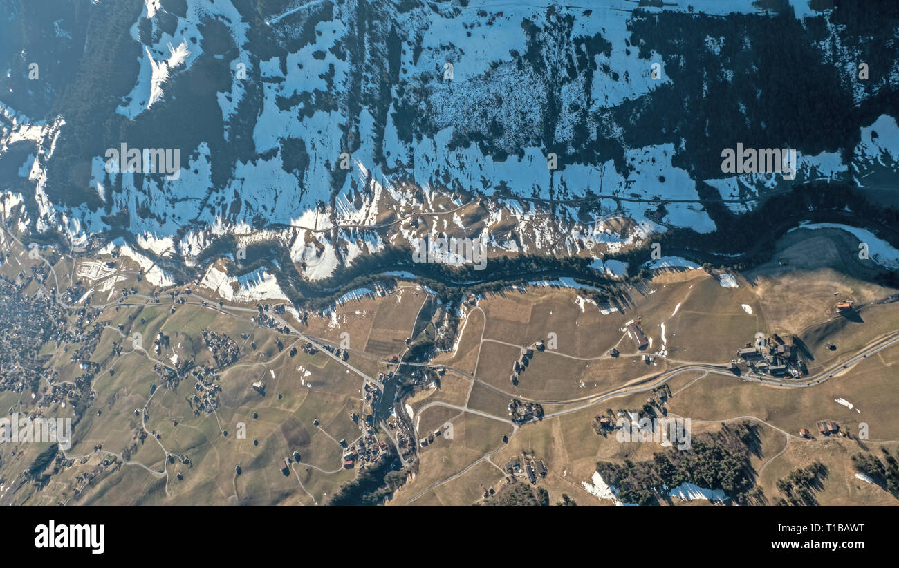 Atemberaubende Luftaufnahmen von oben nach unten einen Blick auf den East River Valley wicklung Obwohl der Winter Landschaft im Zentrum der Alpen in der Schweiz. Stockfoto