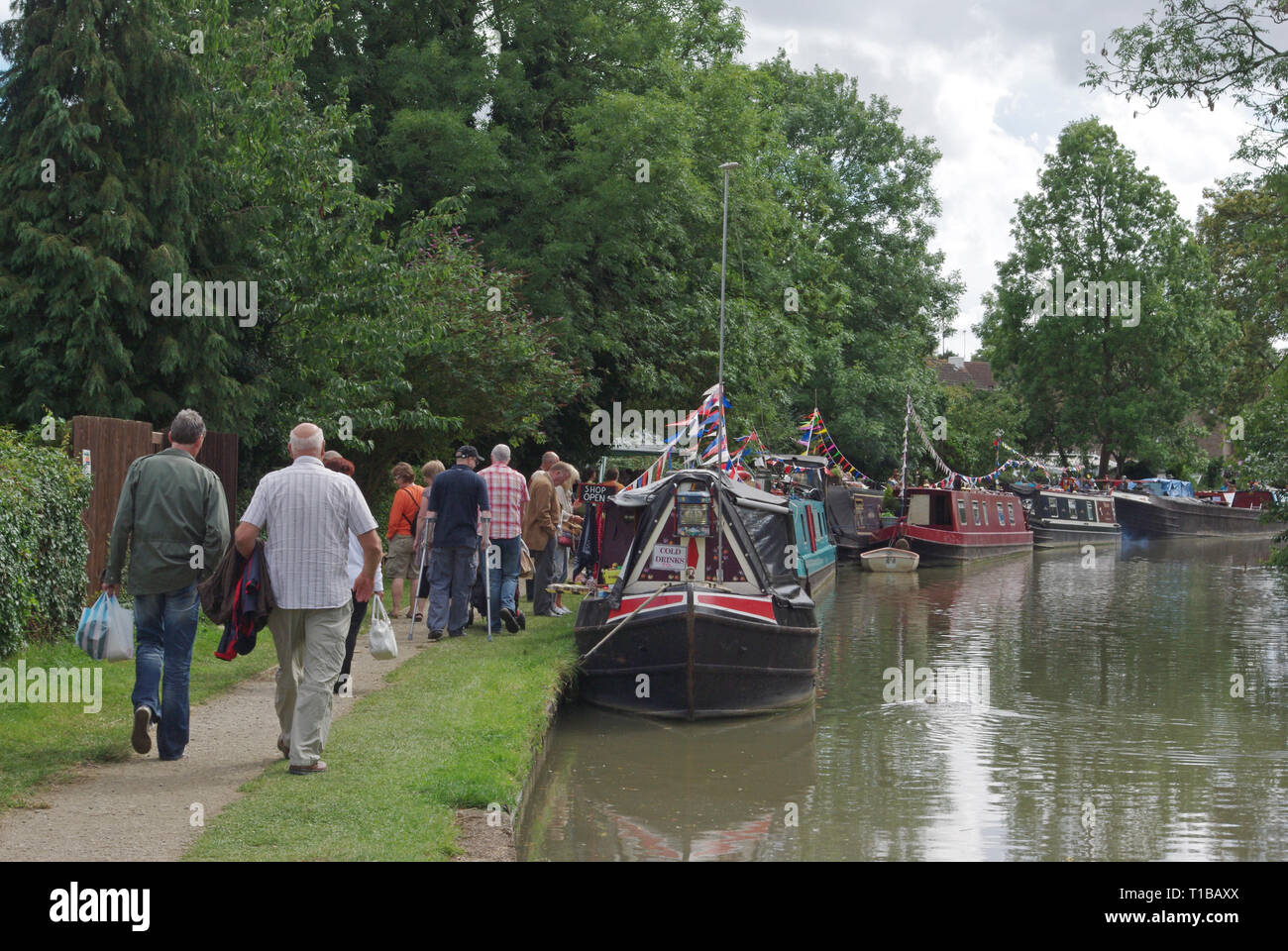 Massen von Menschen an der shutlanger Canal Festival, Northamptonshire, Großbritannien; es begann als Boat Show aber hat erweitert, andere Dorf Ereignisse Stockfoto