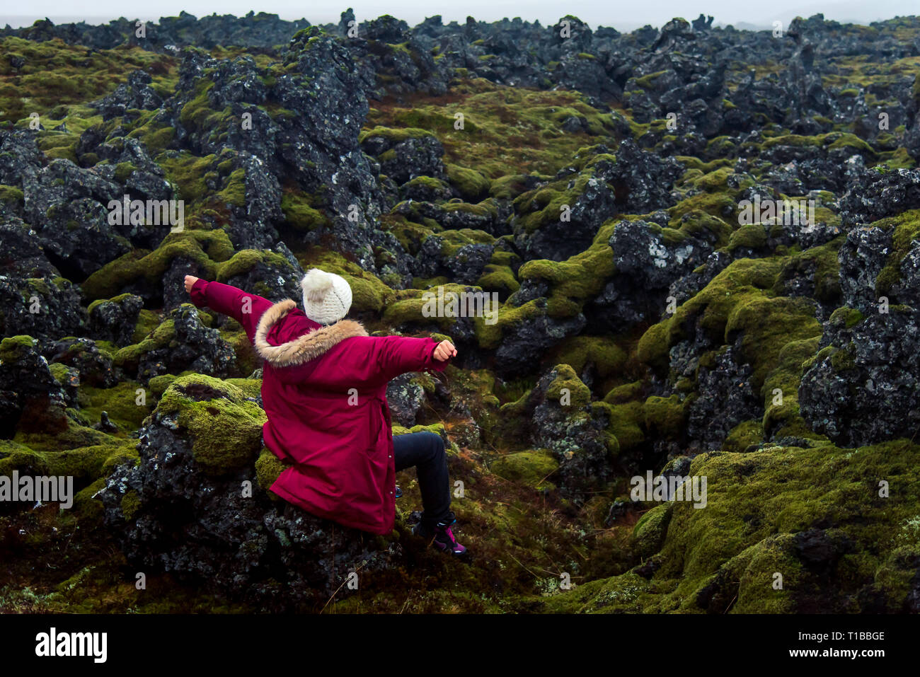 Frau genießen Lavafeld Landschaft in Island Stockfoto