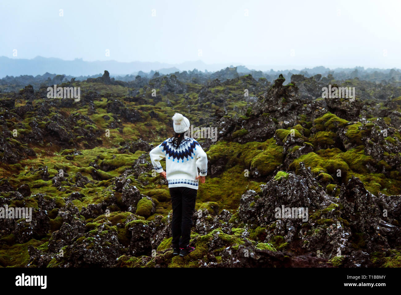 Frau genießen Lavafeld Landschaft in Island Stockfoto