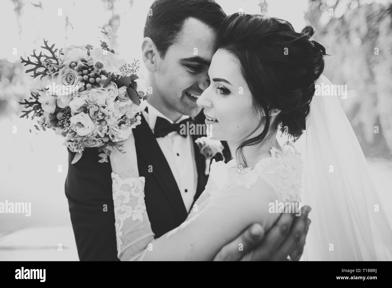 Hochzeitspaar Braut und Bräutigam halten sich an den Händen. Stockfoto