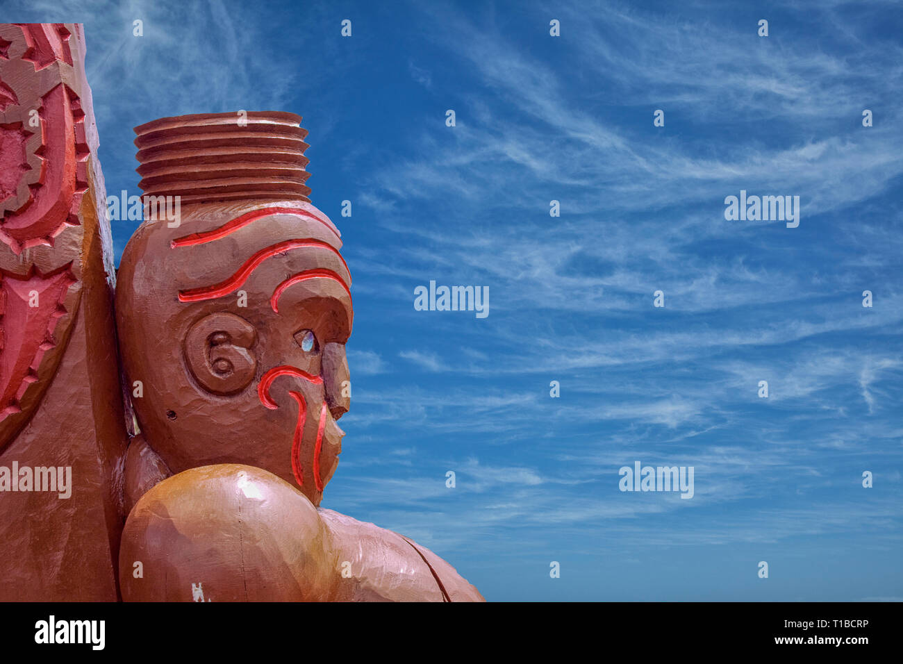 Traditionellen maori Carving vor blauem Himmel in Neuseeland Stockfoto