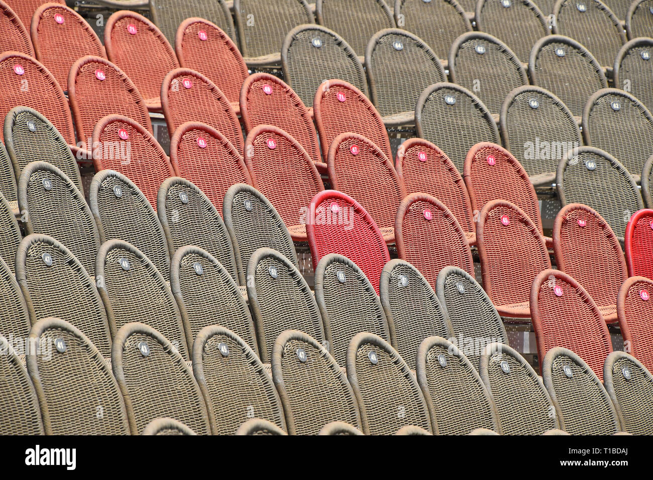 Reihen von leeren grauen und roten Sitze in open air Concert Hall Auditorium, Low Angle Seitenansicht Stockfoto